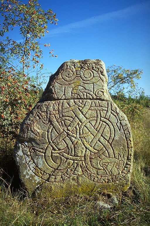 Runes written on runsten, ljusgrå sandsten. Date: V